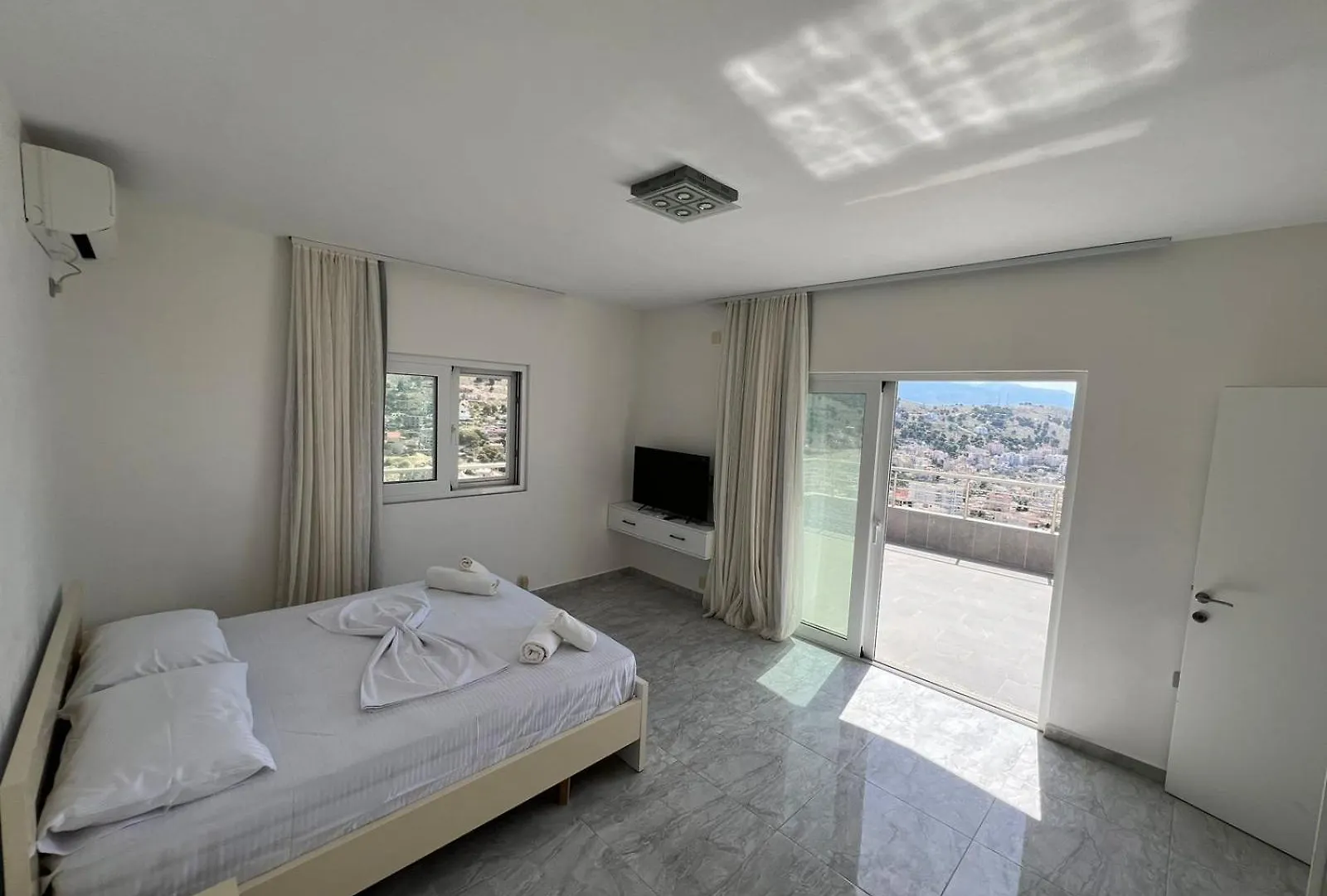 Apartment Beauty Villa Sarande ! Uphill Location