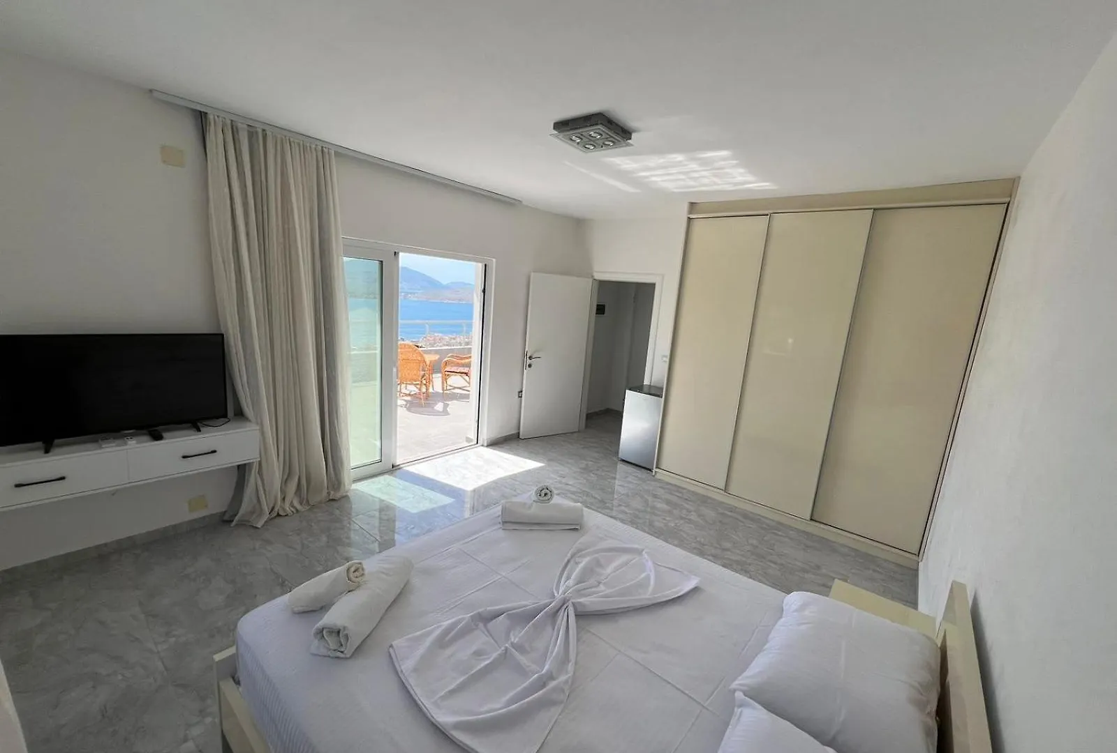 Beauty Villa Sarande ! Uphill Location Apartment
