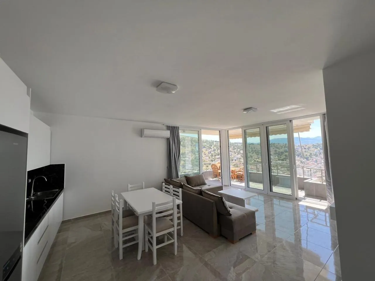 Beauty Villa Sarande ! Uphill Location Apartment