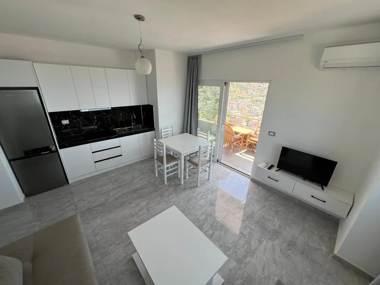 Beauty Villa Sarande ! Uphill Location Apartment
