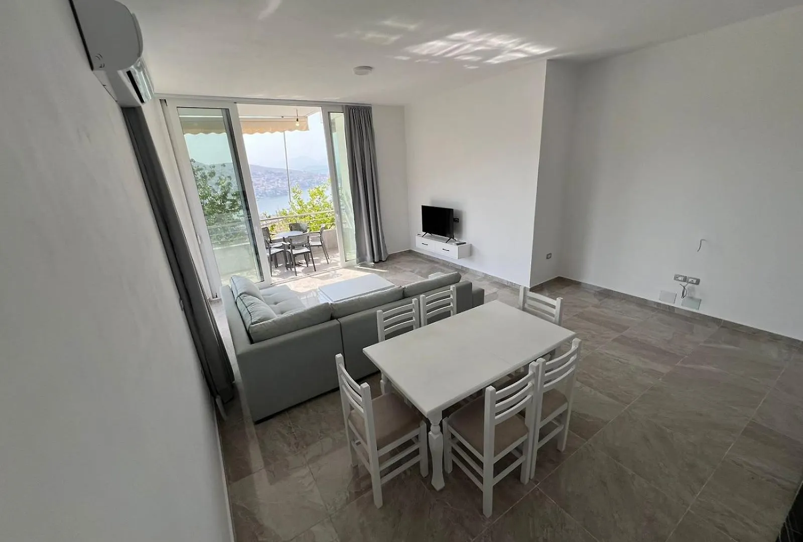 Beauty Villa Sarande ! Uphill Location Apartment