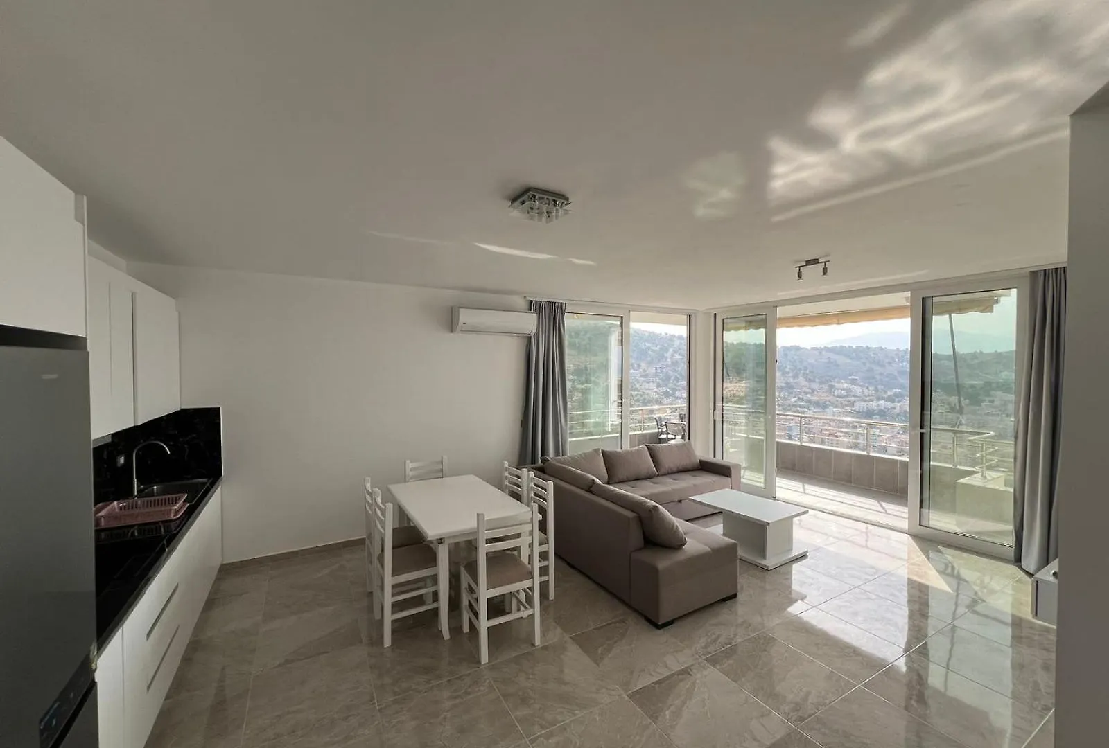 Beauty Villa Sarande ! Uphill Location Apartment