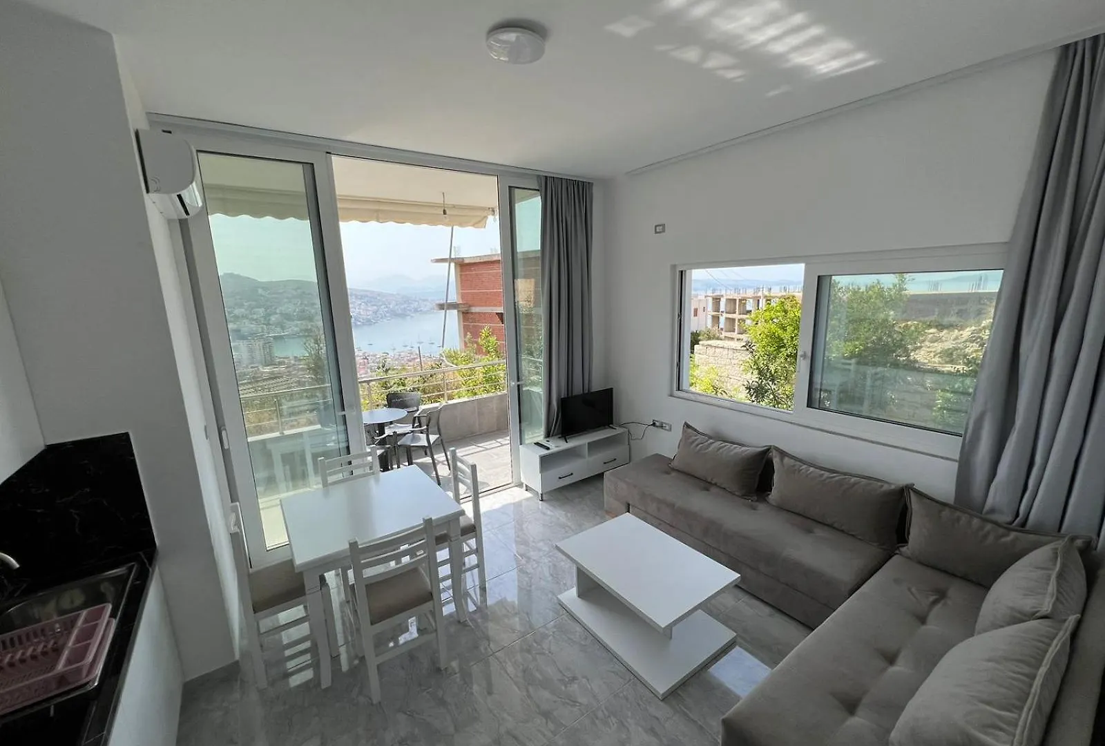 Beauty Villa Sarande ! Uphill Location 0*,
