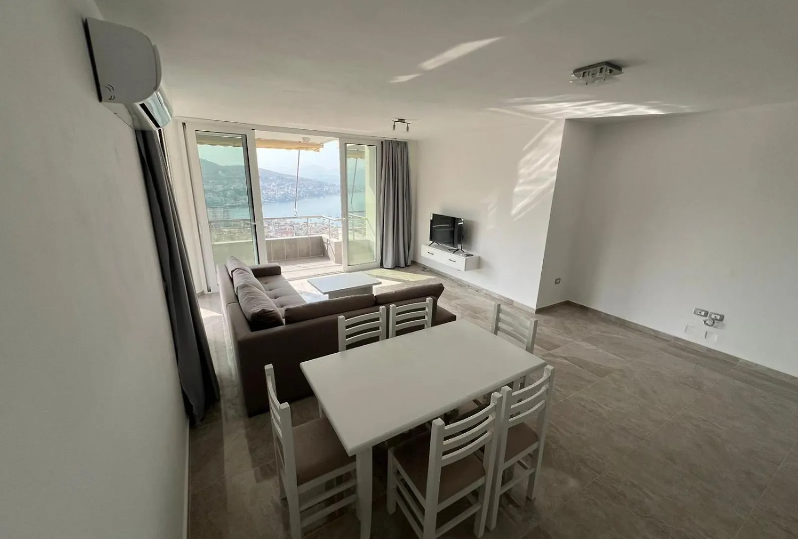 Beauty Villa Sarande ! Uphill Location Apartment