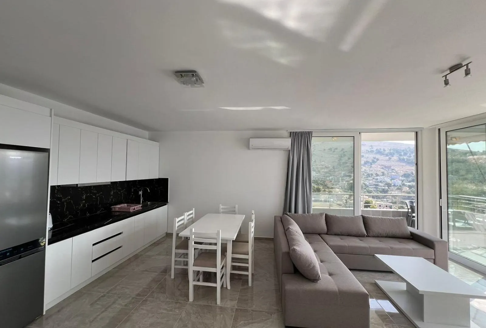 Beauty Villa Sarande ! Uphill Location Apartment